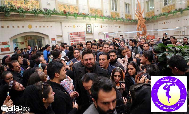 عکسهای تجمع مردم و هنرمندان مقابل بیمارستان مرتضی پاشایی