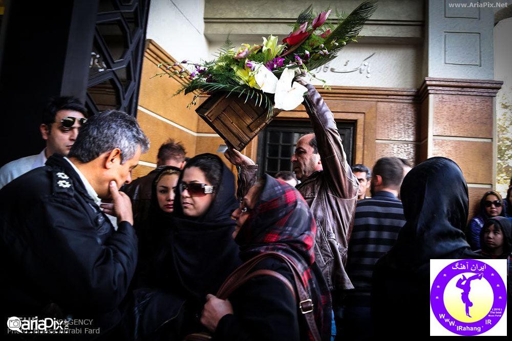عکسهای تجمع مردم و هنرمندان مقابل بیمارستان مرتضی پاشایی